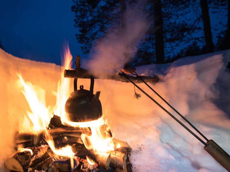 Ylämäen Virkityslomat - nuotiolla